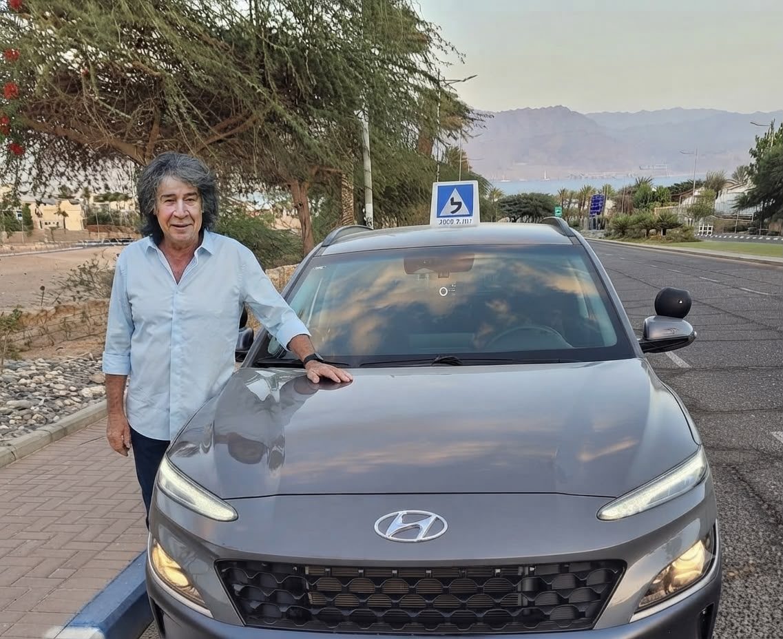 שמעון כרמונה ליד רכב הלימוד באילת